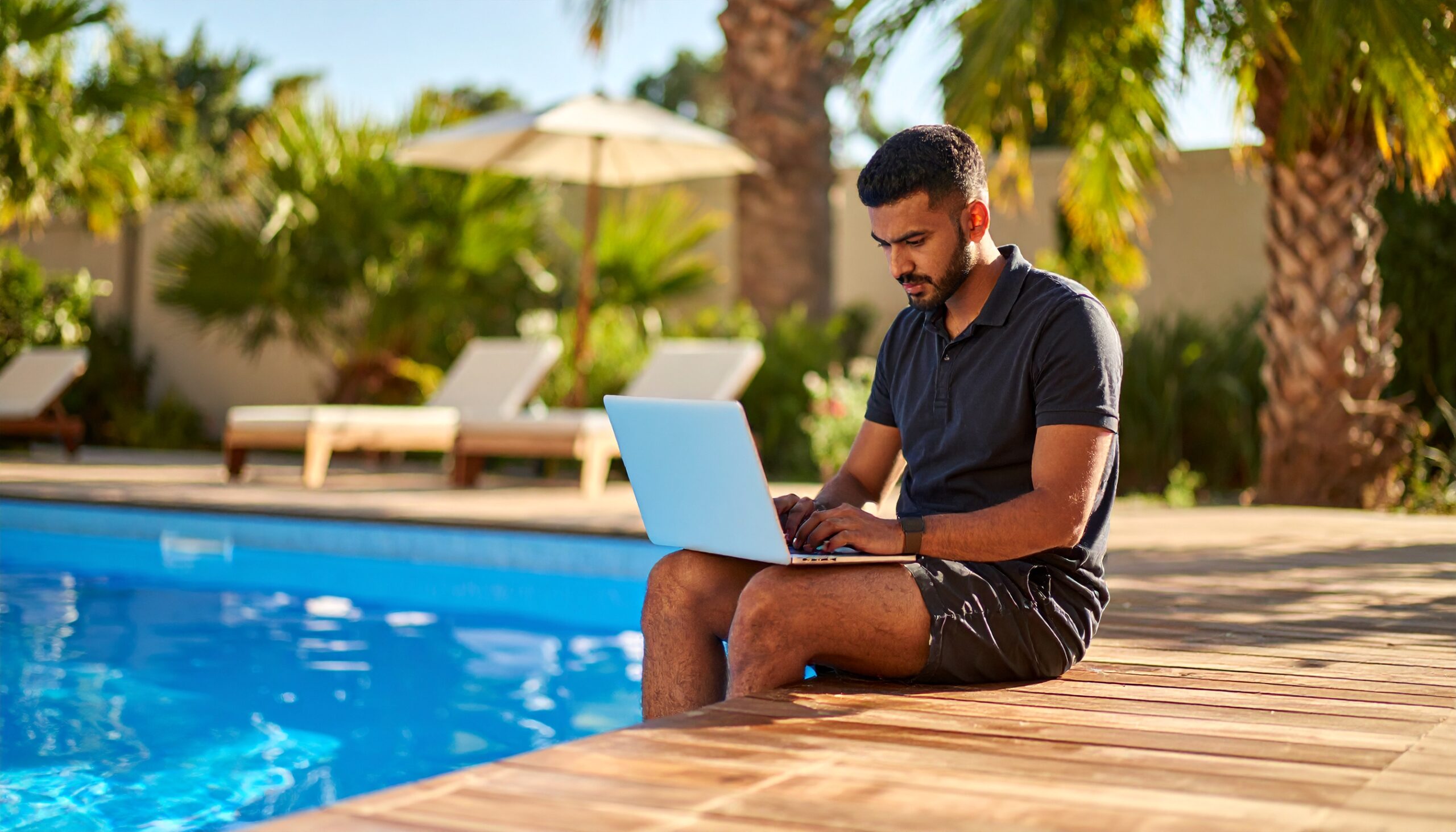 Homeoffice am Pool: Produktiv arbeiten unter freiem Himmel auf gartenpoolvergleich.de